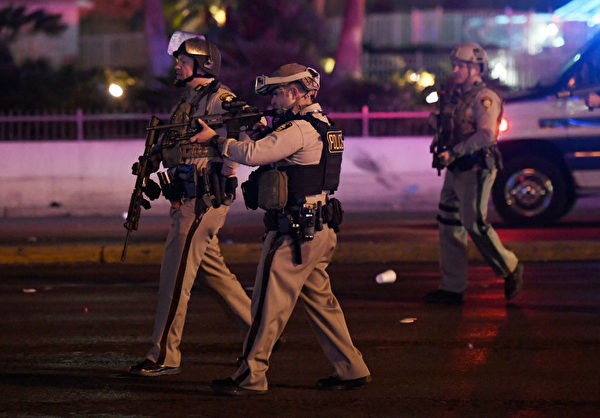 當地時間10月１日晚，美國拉斯維加斯市曼德勒海灣酒店附近發生槍案，造成至少50人死亡，400多人受傷。(Ethan Miller/Getty Images)