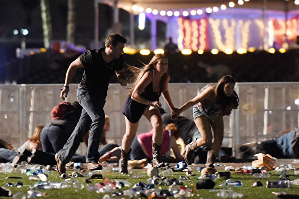 當地時間10月１日晚，美國拉斯維加斯市曼德勒海灣酒店附近發生槍案，造成至少50人死亡，400多人受傷。(David Becker/Getty Images)