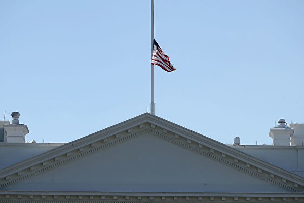 川普总统命令白宫下半旗致哀。 (Chip Somodevilla/Getty Images)