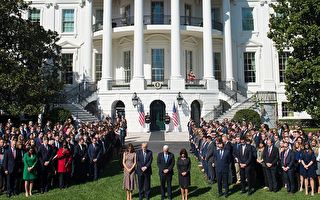 2017年10月2日，美国总统川普率官员在白宫南草坪为在拉斯维加斯枪击事件中的遇难者默哀悼念。 (AFP)