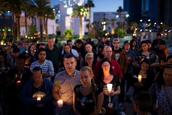 民众在微遇难者悼念。(Drew Angerer/Getty Images)