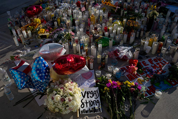 週二（3日），拉斯維加斯沒有了往日的喧鬧，街頭有很多鮮花、蠟燭，以及悼念的標識，還有尋求和平的字句。(Drew Angerer/Getty Images)