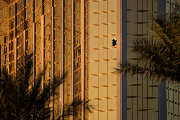 曼德勒湾酒店第32层的房间。 (Drew Angerer/Getty Images)