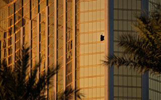 10月1日晚，美國賭城拉斯維加斯爆發美國近代史上最大規模的槍擊血案，槍手是一名白人退休男性，行凶動機至今成謎。圖為槍手行凶酒店套房的窗口。(Drew Angerer/Getty Images)
