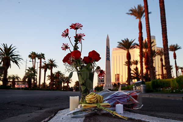 周二（3日），拉斯维加斯没有了往日的喧闹，街头有很多鲜花、蜡烛，以及悼念的标识，还有寻求和平的字句。(Drew Angerer/Getty Images)