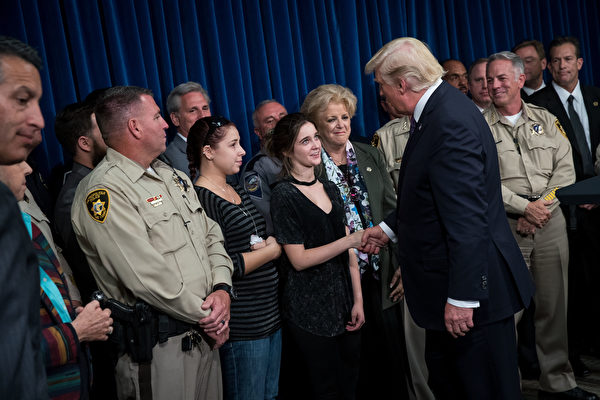 川普和拉斯維加斯警察及傷者家屬會面。 (Drew Angerer/Getty Images)