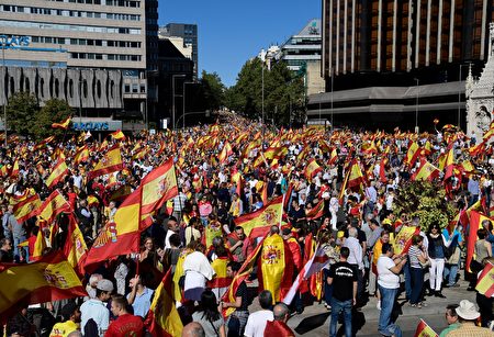 Protestors gather holding Spanish flags during a demonstration against independence of Catalonia called by DENAES foundation for the Spanish Nation Defence at Colon square in Madrid on October 07, 2017.. Spain braced for more protests despite tentative signs that the sides may be seeking to defuse the crisis after Madrid offered a first apology to Catalans injured by police during their outlawed independence vote. / AFP PHOTO / JAVIER SORIANO (Photo credit should read JAVIER SORIANO/AFP/Getty Images)