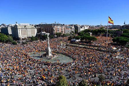 TOPSHOT - Protestors gather holding Spanish flags during a demonstration against independence of Catalonia called by DENAES foundation for the Spanish Nation Defence at Colon square in Madrid on October 07, 2017. Spain braced for more protests despite tentative signs that the sides may be seeking to defuse the crisis after Madrid offered a first apology to Catalans injured by police during their outlawed independence vote. / AFP PHOTO / JAVIER SORIANO (Photo credit should read JAVIER SORIANO/AFP/Getty Images)