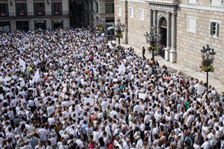 BARCELONA, SPAIN - OCTOBER 07: Thousands of people, dressed in white gather and chant the slogan "lets talk" outside the Barcelona City Hall on October 7, 2017 in Barcelona, Spain. Tension between the central government and the Catalan region have increased after last weekend's independence referendum. Spanish shares and bonds have been hit hard since the political turmoil with fears Spain could be on the brink of a financial crisis should the civil unrest continue. Two of Spain's largest banks, Banco de Sabadell and CaixaBank have both held meetings discussing steps to transfer their registered headquarters to other cities in Spain. The Spanish government suspended the Catalan parliamentary session planned for Monday in which a declaration of independence was expected to be made. (Photo by Chris McGrath/Getty Images)