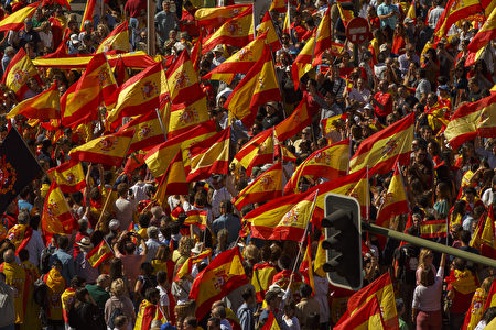 MADRID, SPAIN - OCTOBER 07: Demonstrators hold Spanish flags as they protest against the independence of Catalonia under the slogan 'For the defense and unity of Spain' called by DENAES foundation at Colon Square on October 7, 2017 in Madrid, Spain. Tension between the central government and the Catalan region have increased after last weekend's independence referendum. The Spanish government suspended the Catalan parliamentary session planned for Monday in which a declaration of independence was expected to be made. (Photo by Pablo Blazquez Dominguez/Getty Images)