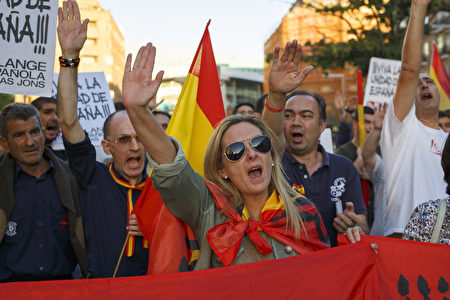 MADRID, SPAIN - OCTOBER 07: Demonstrators do the fascist salute during a protest against the independence of Catalonia under the slogan 'For the unity of Spain' called by far right wing party Falange Espaola de las Jons at Salvador Dali Square on October 7, 2017 in Madrid, Spain. Tension between the central government and the Catalan region have increased after last weekend's independence referendum. The Spanish government suspended the Catalan parliamentary session planned for Monday in which a declaration of independence was expected to be made. (Photo by Pablo Blazquez Dominguez/Getty Images)