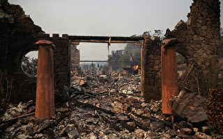 北加最具破坏性的野火制造了大量垃圾，正引发州史上最大规模的清理运动。图为10月9日加州纳帕县火灾过后的疮痍景象。  ( Justin Sullivan/Getty Images)