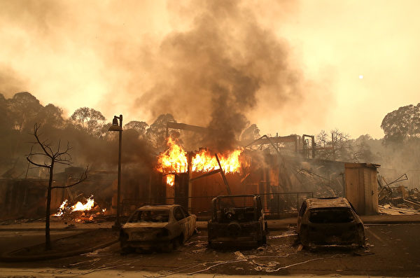 加州當局表示，星期二（10月10日），北加州遭遇十多場野火肆虐，其中最大的一場火燒焦了該州著名的葡萄酒之鄉。北加州大火至少造成11人死亡，100人失蹤。圖為聖羅莎。(Justin Sullivan/Getty Images)