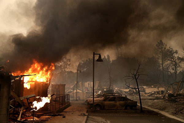 截至星期一晚上，加州野火燒毀了超過119,032英畝的土地。(Justin Sullivan/Getty Images)