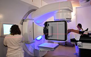 2017年10月9日，一名病人在Paoli-Calmette研究所接受电子直线加速器放射抗癌治。（图片来源：ANNE-CHRISTINE POUJOULAT/AFP/Getty Images）