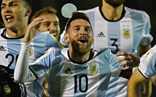 梅西（10号）上演“帽子戏法”，帮助阿根廷队3:1客胜厄瓜多尔，以小组第三直接晋级世界杯。  (JUAN RUIZ/AFP/Getty Images)