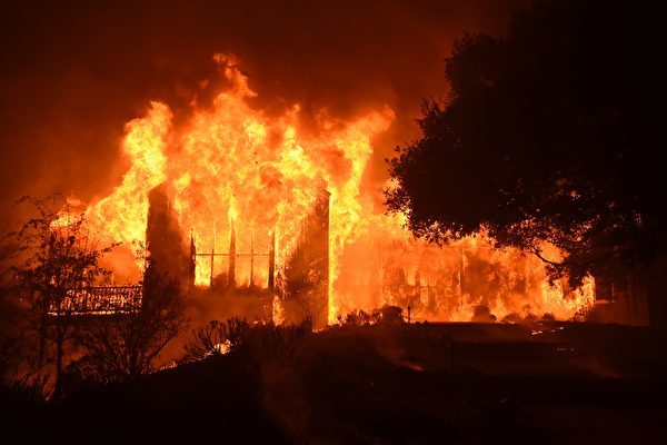 美國加州北部野火還在持續燃燒，災情嚴重。截至目前，大火已造成至少34人死亡，數百人失蹤。圖為北加州納帕谷一座莊園被大火吞噬。（JOSH EDELSON/AFP/Getty Images）