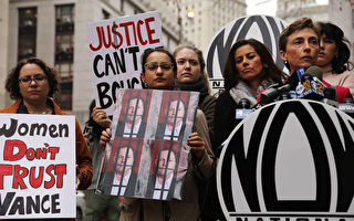 10月13日美国妇女组织（NOW）成员在纽约曼哈顿刑事法庭外举行新闻发布会和示威，强烈批评曼哈顿地区检察官万斯（Cyrus R. Vance Jr）决定不对电影制片人哈维·温斯坦（Harvey Weinstein）追究性虐待罪。（Spencer Platt / Getty Images）