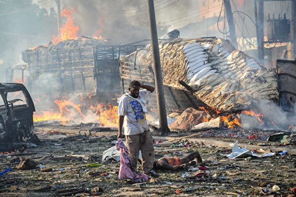 2017年10月14日，索马里首都摩加迪沙发生两起汽车炸弹攻击事件，死亡人数已增至276人，超过300人受伤。(Mohamed ABDIWAHAB/AFP) 