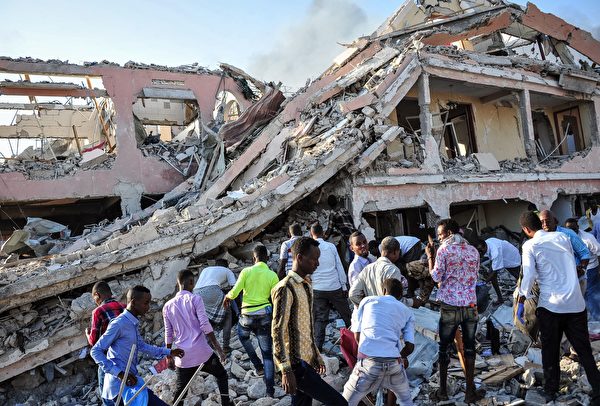 2017年10月14日，索马里首都摩加迪沙发生两起汽车炸弹攻击事件，现场几乎成了一片废墟。(Mohamed ABDIWAHAB/AFP) (Photo credit should read MOHAMED ABDIWAHAB/AFP/Getty Images)