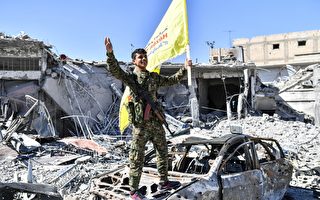 敘利亞民主力量（SDF）週二（10月17日）表示，針對拉卡的「主要軍事行動」已經結束，IS分子已失去對拉卡的控制權。圖為SDF一名戰士在歡呼。(BULENT KILIC/AFP/Getty Images)