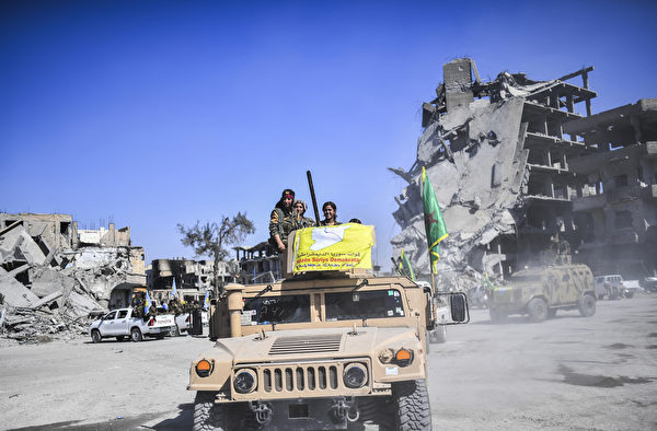 上週五，IS失去其大本營拉卡。圖為SDF士兵在拉卡。(BULENT KILIC/AFP/Getty Images)