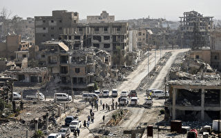 週五（10月20日），庫爾德人領導的「敘利亞民主軍」（SDF）發表聲明收復伊斯蘭國（IS）大本營拉卡。(BULENT KILIC/AFP/Getty Images)