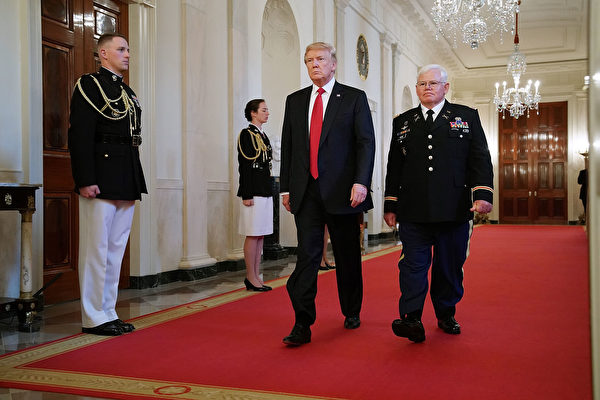 罗斯所获的勋章，是川普就任美国总统后，给美国军人授予的第二枚荣誉勋章。(Chip Somodevilla/Getty Images)