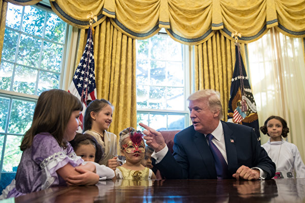 WASHINGTON, DC - OCTOBER 27: U.S. President Donald Trump meets with children of journalists and White House staffers in the Oval Office at the White House, October 27, 2017 in Washington, DC. The children were dressed in costume for Halloween. (Drew Angerer/Getty Images)