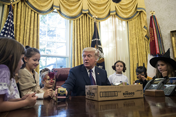 WASHINGTON, DC - OCTOBER 27: U.S. President Donald Trump hands out Halloween candy to children of journalists and White House staffers in the Oval Office at the White House, October 27, 2017 in Washington, DC. The children were dressed in costume for Halloween. (Drew Angerer/Getty Images)