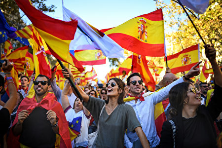 BARCELONA, SPAIN - OCTOBER 29: Thousands of pro-unity protesters gather in Barcelona, two days after the Catalan parliament voted to split from Spain on October 29, 2017 in Barcelona, Spain.The Spanish government has responded by imposing direct rule and dissolving the Catalan parliament. (Photo by Jeff J Mitchell/Getty Images)