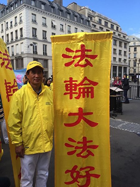 9月30日，唐国魁在巴黎参加欧洲法轮功的反迫害大游行。（大纪元）