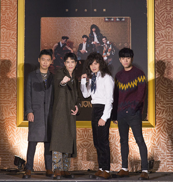 蕭敬騰（左2）出席獅子合唱團「REPLAY」發片記者會。（華納音樂提供）