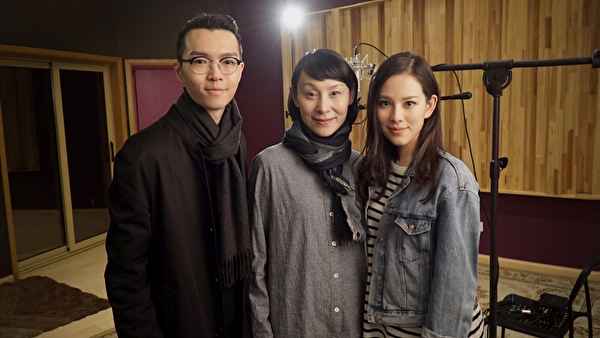 方大同（左）与歌手王诗安（右）及其母亲王蕾合照。（赋音乐提供）