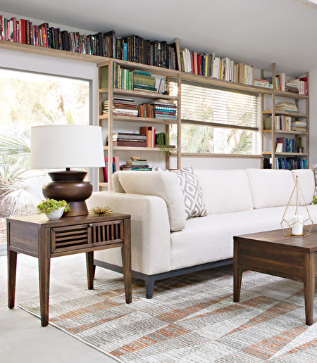 Living Spaces的美式沙发用实木框架，椅垫用高密度泡沫芯层与羽绒包裹。（美国高端家具Living Spaces提供）