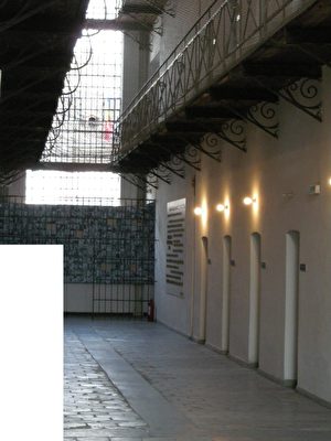 錫蓋特博物館內部可見原監獄牢門。（公有領域）