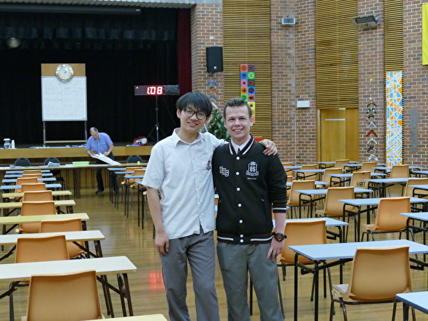 第一场英语考试结束的郭孝强（左）和一起参加考试的同学。（刘颂恩/大纪元）