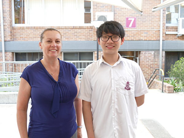 Kogarah High School副校长威廉姆斯（Vanessa Williams，左）鼓励参加考试的学生放松压力。（刘颂恩/大纪元）