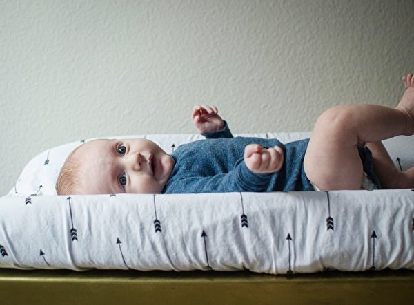 照顾宝宝是爸爸妈妈共同承担的责任。(Pixabay)