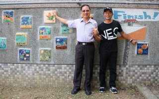 嘉义市文雅国小校长沈焕东（左）及文雅里里长张文振手指自己的作品。（李撷璎／大纪元）