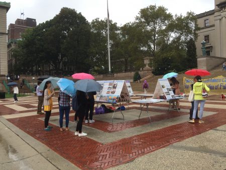 10月9日紐約哥倫比亞大學法輪功學員在Low Library樓前冒雨舉辦講真相活動。