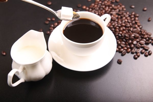 给一杯黑咖啡加一块糖，让它变得更香甜。(pixabay)