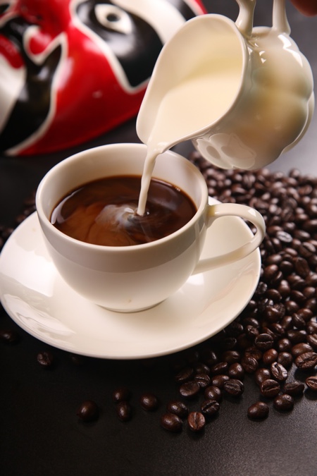 给一杯咖啡加入奶，是许多人喜欢的口味。(pixabay)