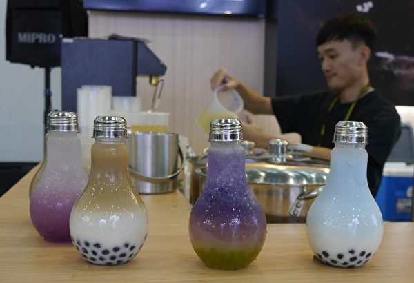 高雄國際食品展今年增設珍珠奶茶形象館，希望藉此推廣珍珠茶飲文化，協助業者海外布局。（方金媛／大紀元）