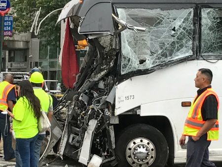 大利公司巴士在法拉盛造成3死16傷的嚴重車禍。