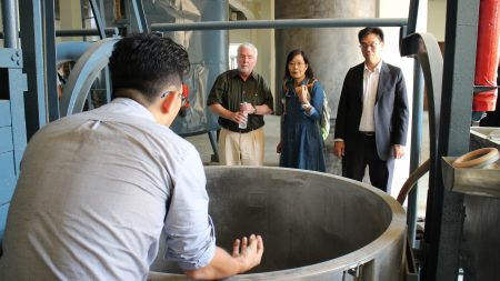 德國魯爾博物館館長一行南下嘉義參訪嘉義舊酒廠，聽取廠內人員解說製酒程序。