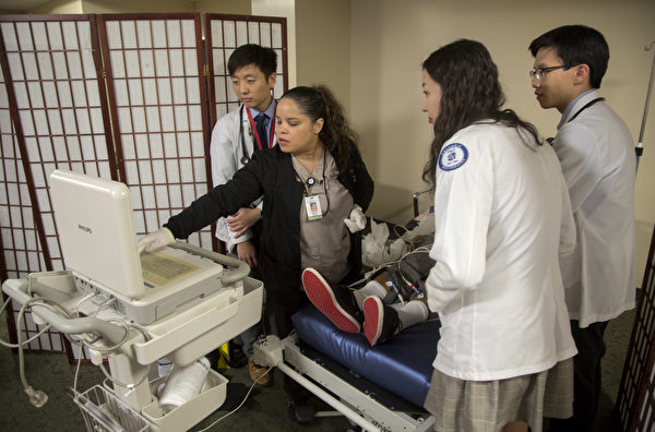聖名醫院舉辦第9屆健康節，為亞裔民眾提供免費體檢和諮詢。（聖名醫院提供）