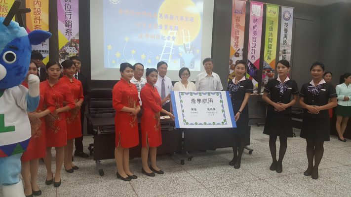蘭陽技術學院與葛瑪蘭汽車客運公司簽訂合作備忘錄(MOU)。(蘭陽技術學院提供)