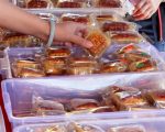 大陆高校学生吐槽 福利月饼水泥味可防身