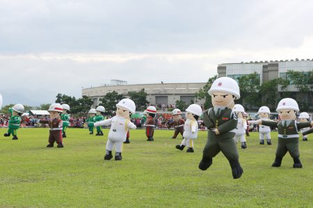 国军娃娃热舞由国军人才招募中心编组40员官兵，穿着三军人型气偶，搭配舞曲表演。（曾汉东／大纪元）